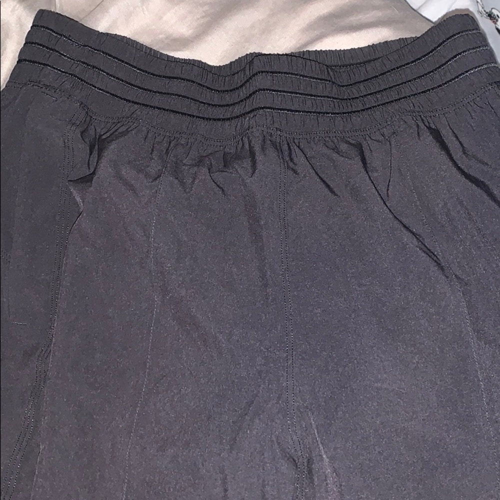 Black lululemon wanderer joggers 7/8